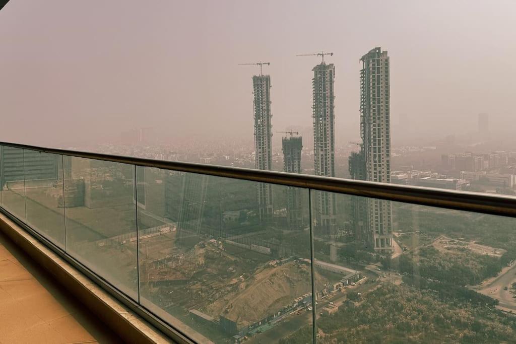 Skyhigh Luxurious Cozy 2bhk 0 Kms From Delhi Apartment
