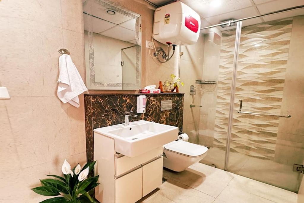 Skyhigh Luxurious Cozy 2bhk 0 Kms From Delhi *