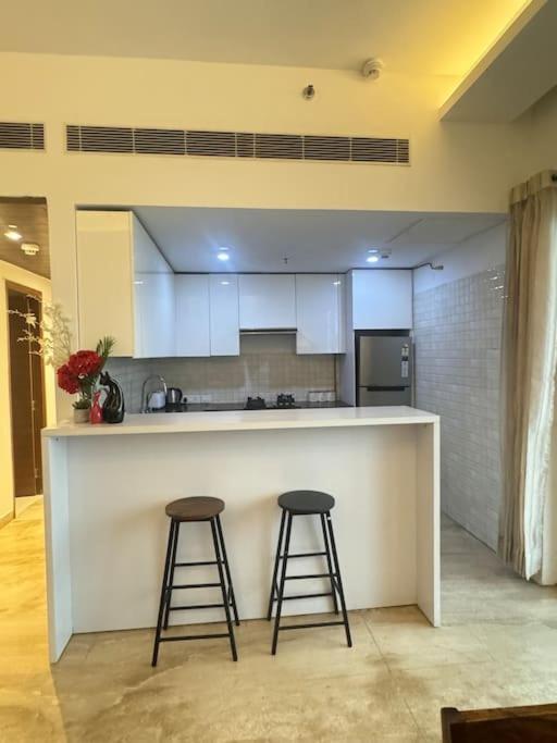 Skyhigh Luxurious Cozy 2bhk 0 Kms From Delhi Apartment