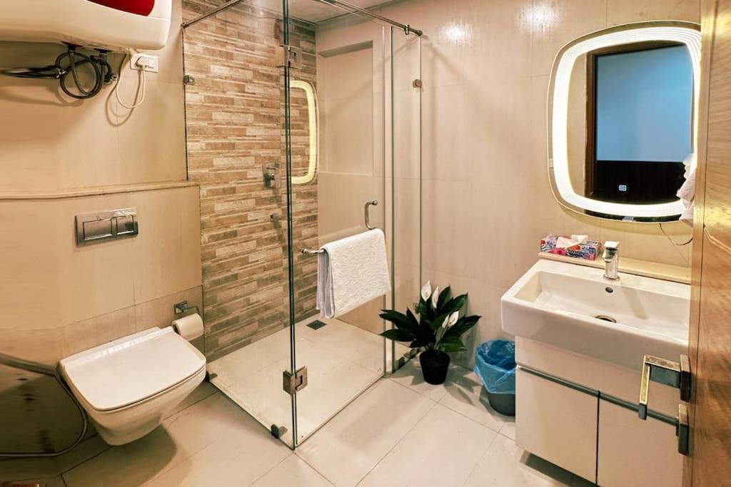 Skyhigh Luxurious Cozy 2bhk 0 Kms From Delhi *