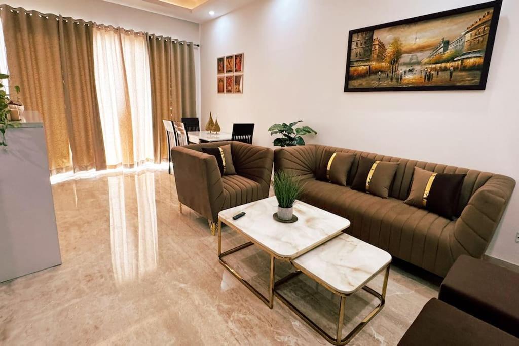 Apartment Skyhigh Luxurious Cozy 2bhk 0 Kms From Delhi *