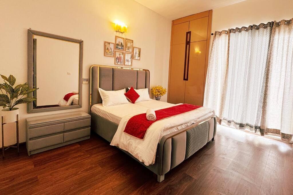 Skyhigh Luxurious Cozy 2bhk 0 Kms From Delhi