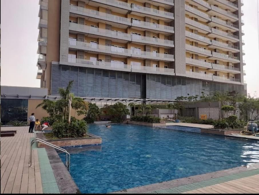 Skyhigh Luxurious Cozy 2bhk 0 Kms From Delhi Apartment