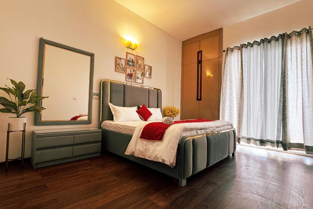 Apartment Skyhigh Luxurious Cozy 2bhk 0 Kms From Delhi *